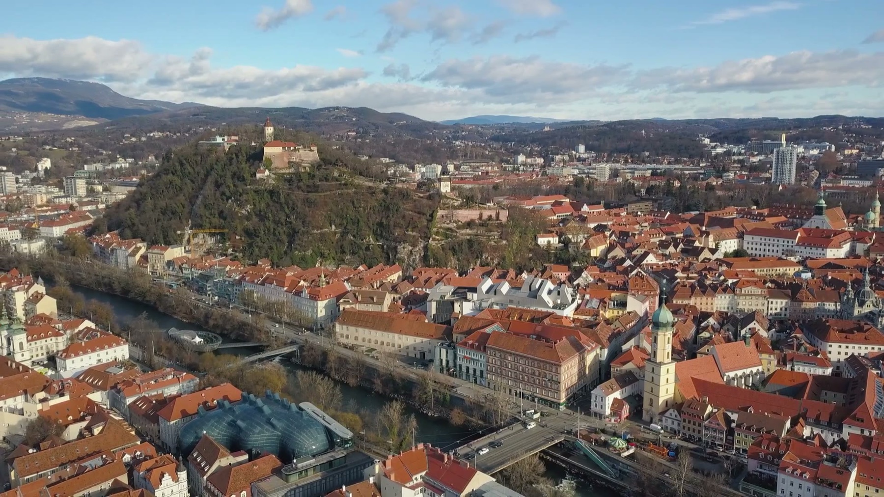 Graz aus der Luft — Schlossberg, Uhrturm und Mur