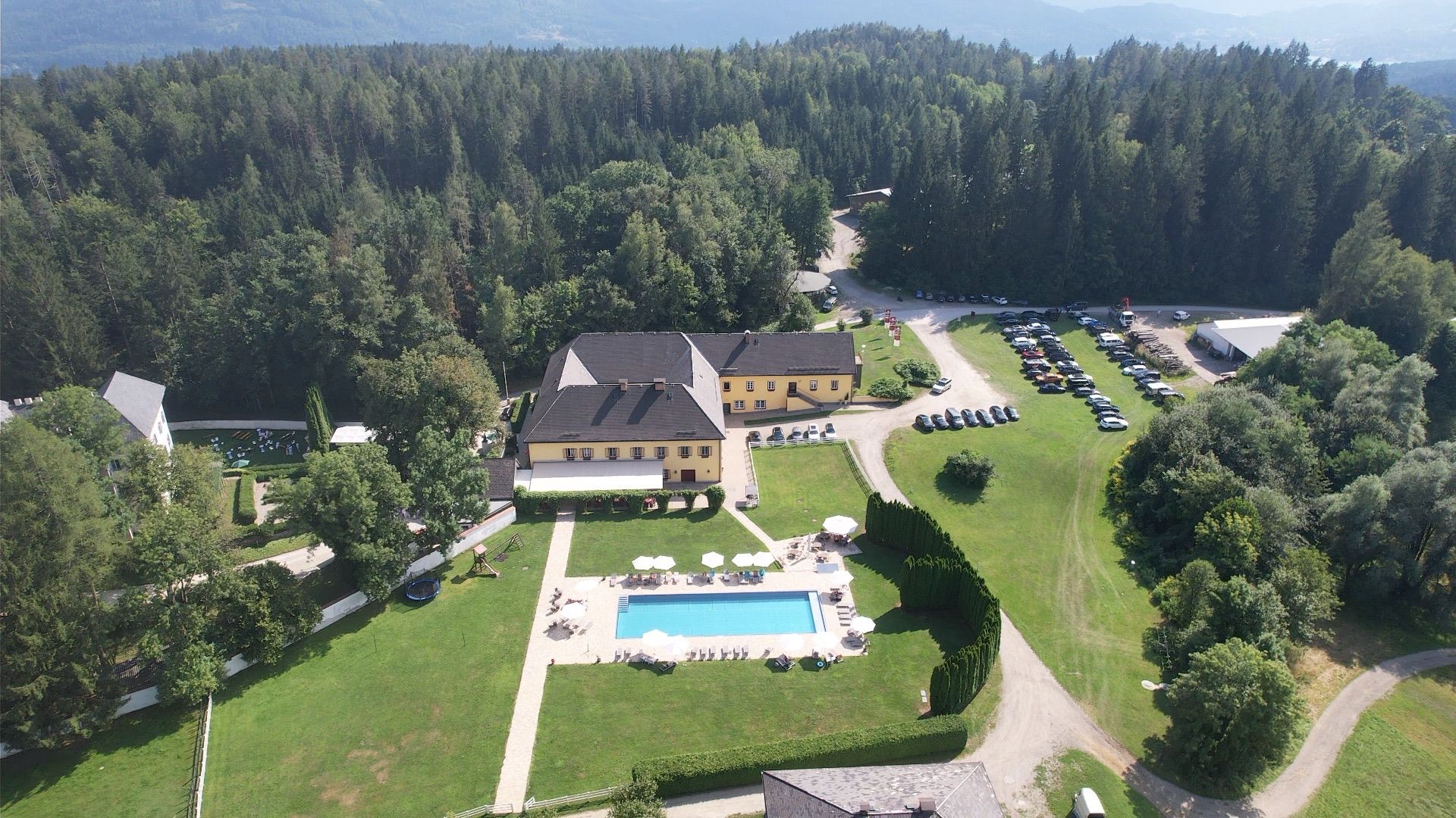 Gut Drasing aus der Luft — Vierkanthof, Pool und Parkanlage