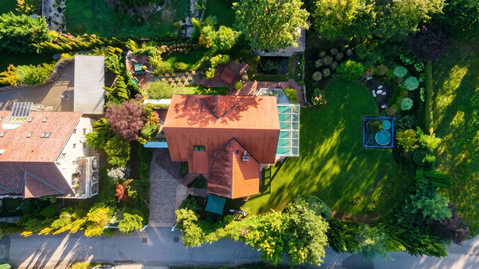 Graz-St. Peter · Anwesen mit 380 m² Wohnfläche, privatem Spa und 2.163 m² umzäuntem Garten — am Grüngürtel, am Ende einer Sackstraße