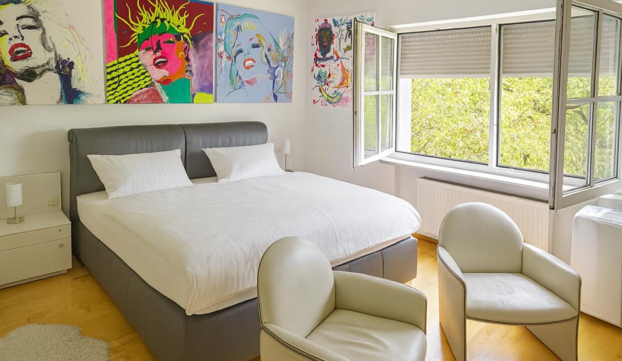 Geräumiges Schlafzimmer
