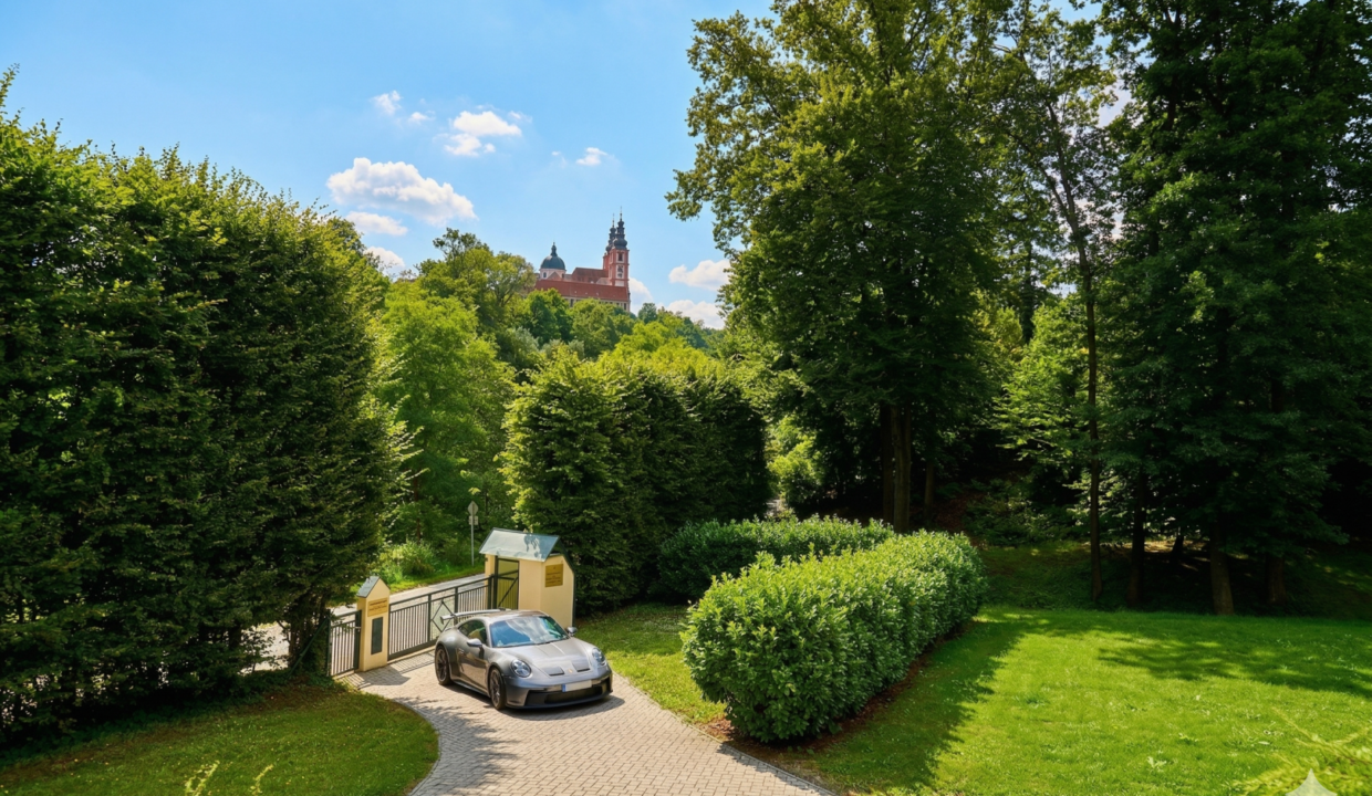 Einfahrt mit Blick auf die Basilika