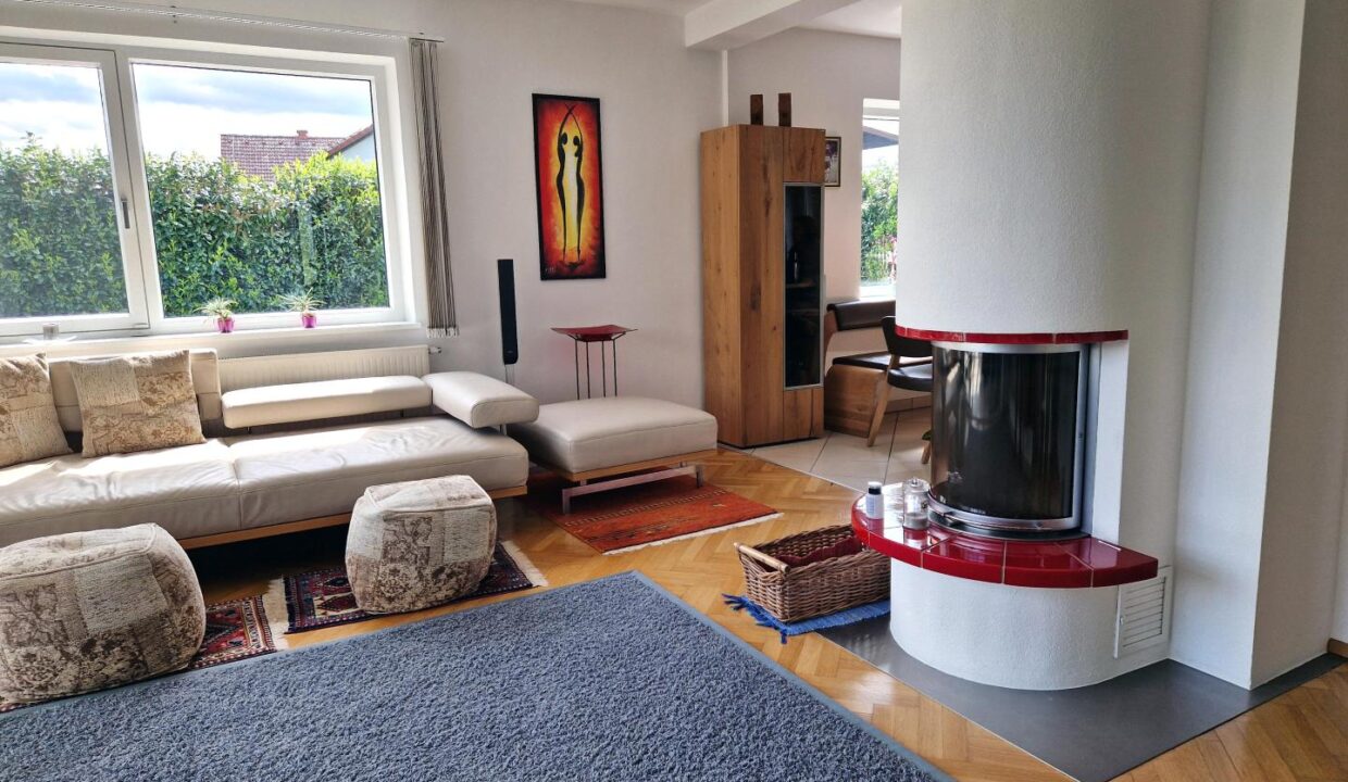 Wohnzimmer mit Kamin