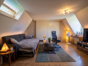 Seltene Gelegenheit in Toplage: Charmante Dachgeschosswohnung mit Potenzial&hellip;