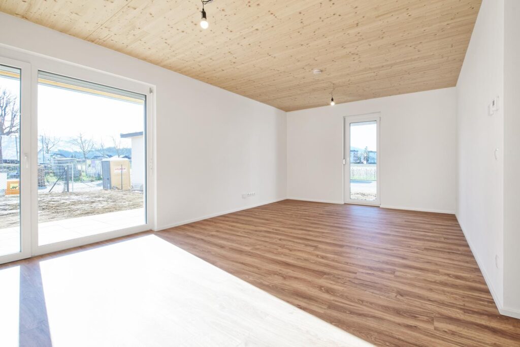 Viel Licht, südseitige Balkonloggia und ein guter Grundriss – 3-Zimmer-Neubauwohnung in Villach-Landskron – Bild 3
