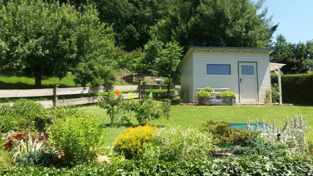 Landhaus mit Schwimmteich in Albersdorf — wo der Sommer schon eingebaut ist – Gepflegtes Grundstück
