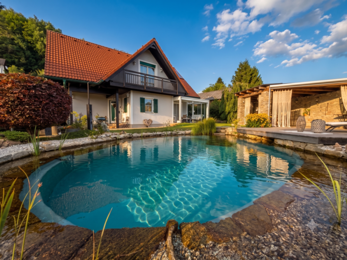 Einfamilienhaus Albersdorf – Landhaus mit Schwimmteich in Albersdorf — wo der Sommer schon…