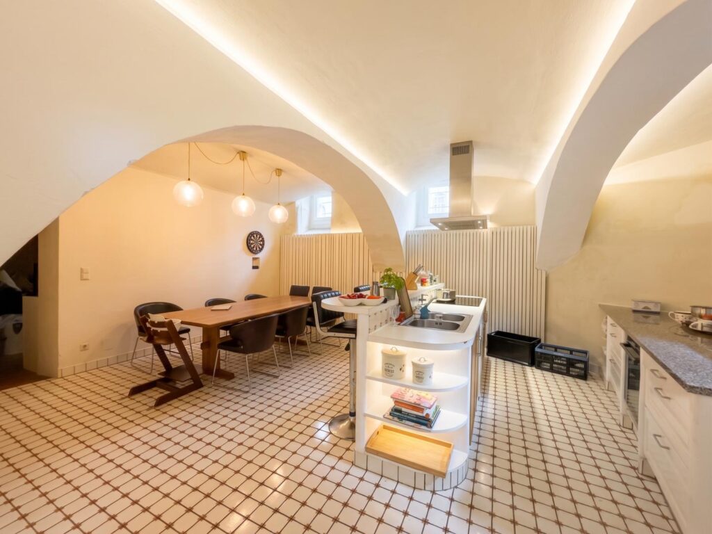 Platz für alle: 227 m² Altbau mit 10 Zimmern, Sauna und Gewölbekeller — 8010 Graz, Nähe Jakominiplatz – Bild 3