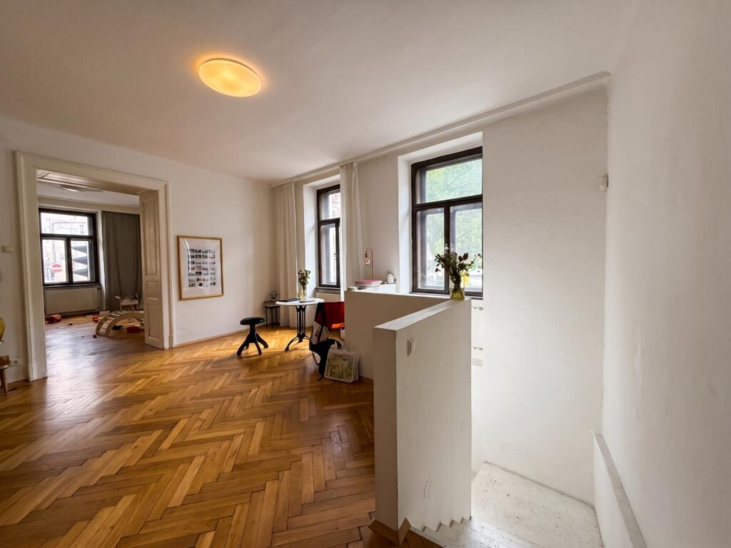 Platz für alle: 227 m² Altbau mit 10 Zimmern, Sauna und Gewölbekeller — 8010 Graz, Nähe Jakominiplatz – stiegenabgang