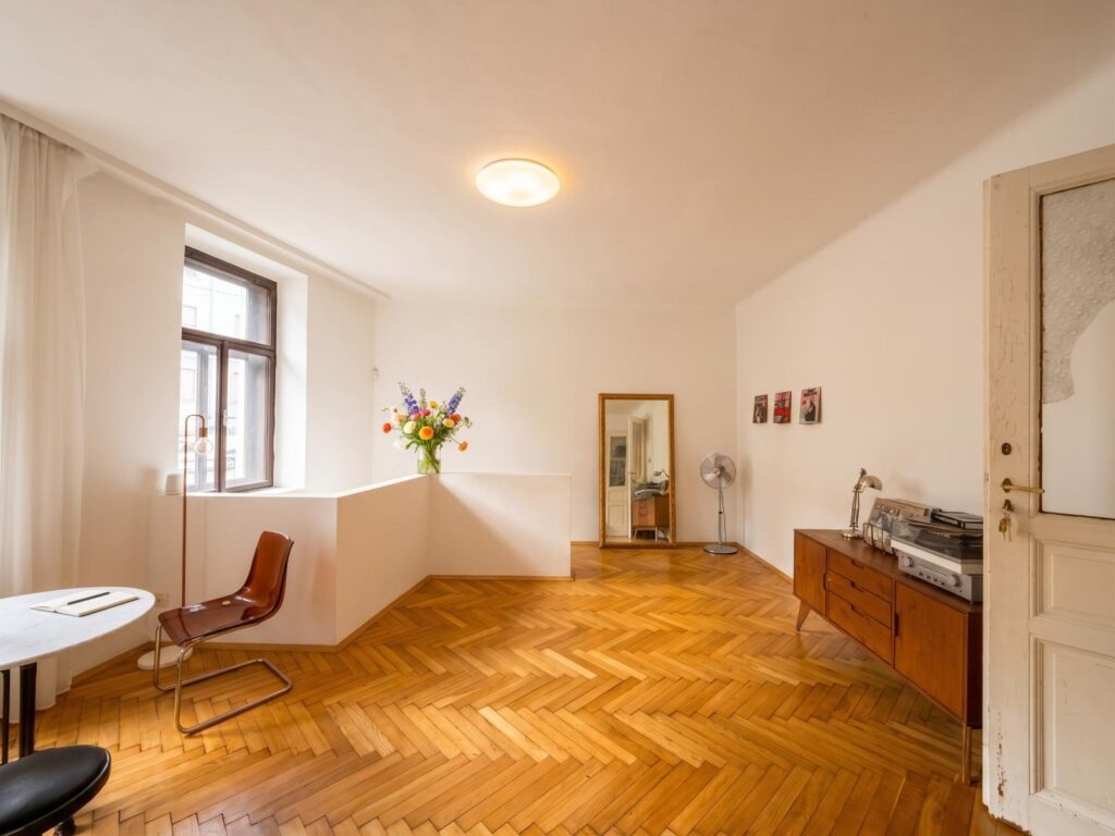 Platz für alle: 227 m² Altbau mit 10 Zimmern, Sauna und Gewölbekeller — 8010 Graz, Nähe Jakominiplatz – wohnzimmer