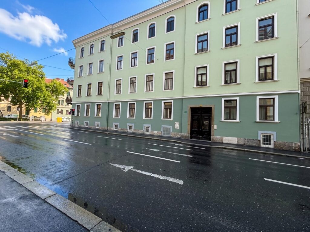 Ordination, Kanzlei, Studio: 227 m² Altbau-Gewerbefläche bei der HAK Grazbachgasse — zwei Ebenen, zwei getrennte Eingänge – Grazbachgasse