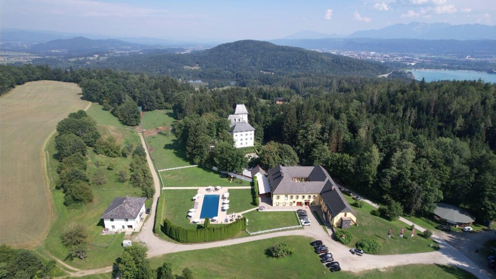 Energieautarkes Anwesen auf 60 ha inkl. Bauerwartungsland – Hotel & Reitgut am Wörthersee – Das Anwesen (ohne Schloss)