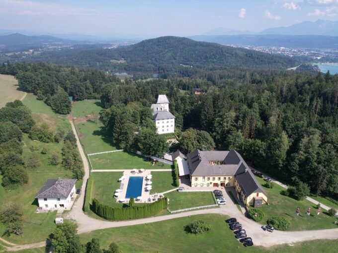 Villa Krumpendorf – Energieautarkes Anwesen auf 60 ha inkl. Bauerwartungsland – Hotel…