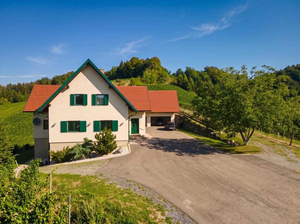 Neuwertiges Landhaus in Alleinlage — mit 2,2 ha eigenen Weingärten – Traumhaus in Leutschach