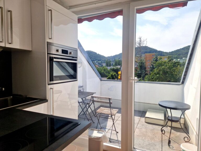 Helle Dachgeschosswohnung mit Loft-Flair und sonniger Loggia