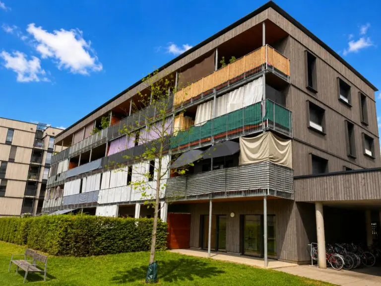 Neubauwohnung mit 3 getrennten Zimmer und Riesenbalkon