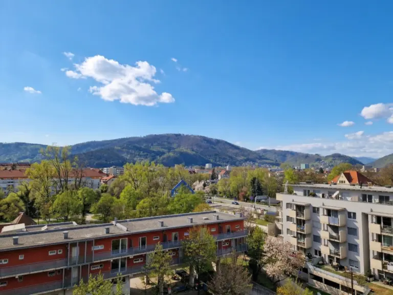 Helle 2,5-Zimmer-Wohnung mit Loggia und traumhaftem Ausblick