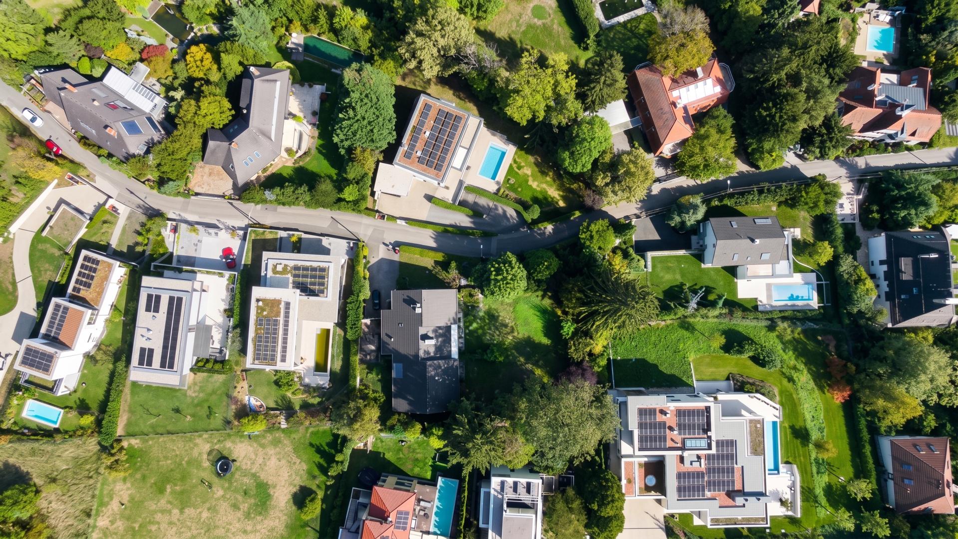 Dornröschenschlaf in Geidorf: großzügiges Haus mit Hallenbad, 1.768 m² Grund, Bestlage. Bestand sanieren, neu bauen oder teilen