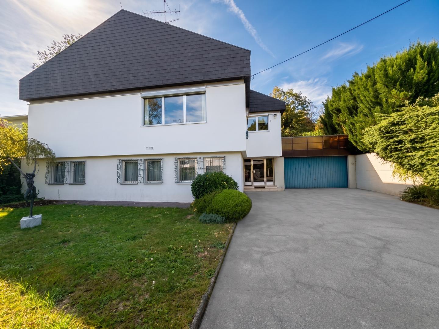 Dornröschenschlaf in Geidorf: großzügiges Haus mit Hallenbad, 1.768 m² Grund, Bestlage. Bestand sanieren, neu bauen oder teilen
