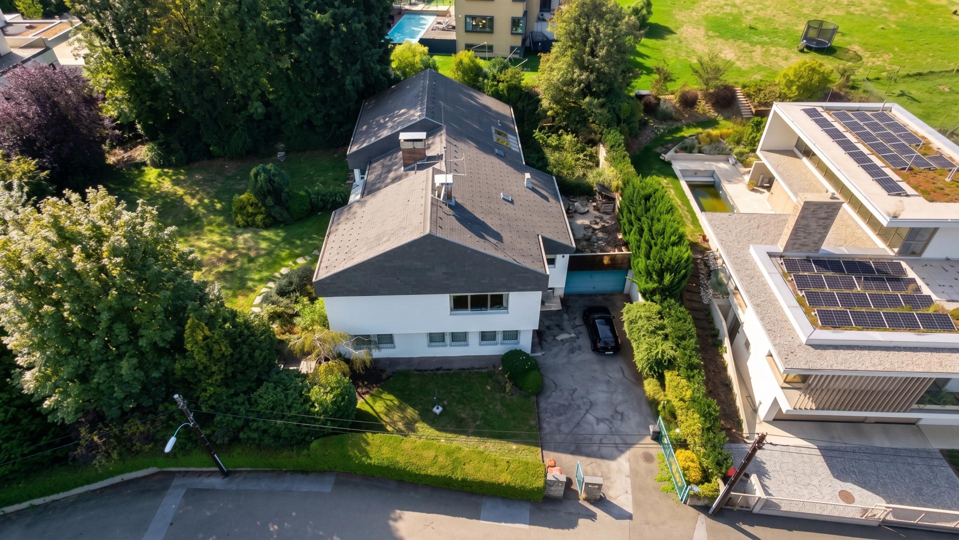 Dornröschenschlaf in Geidorf: großzügiges Haus mit Hallenbad, 1.768 m² Grund, Bestlage. Bestand sanieren, neu bauen oder teilen