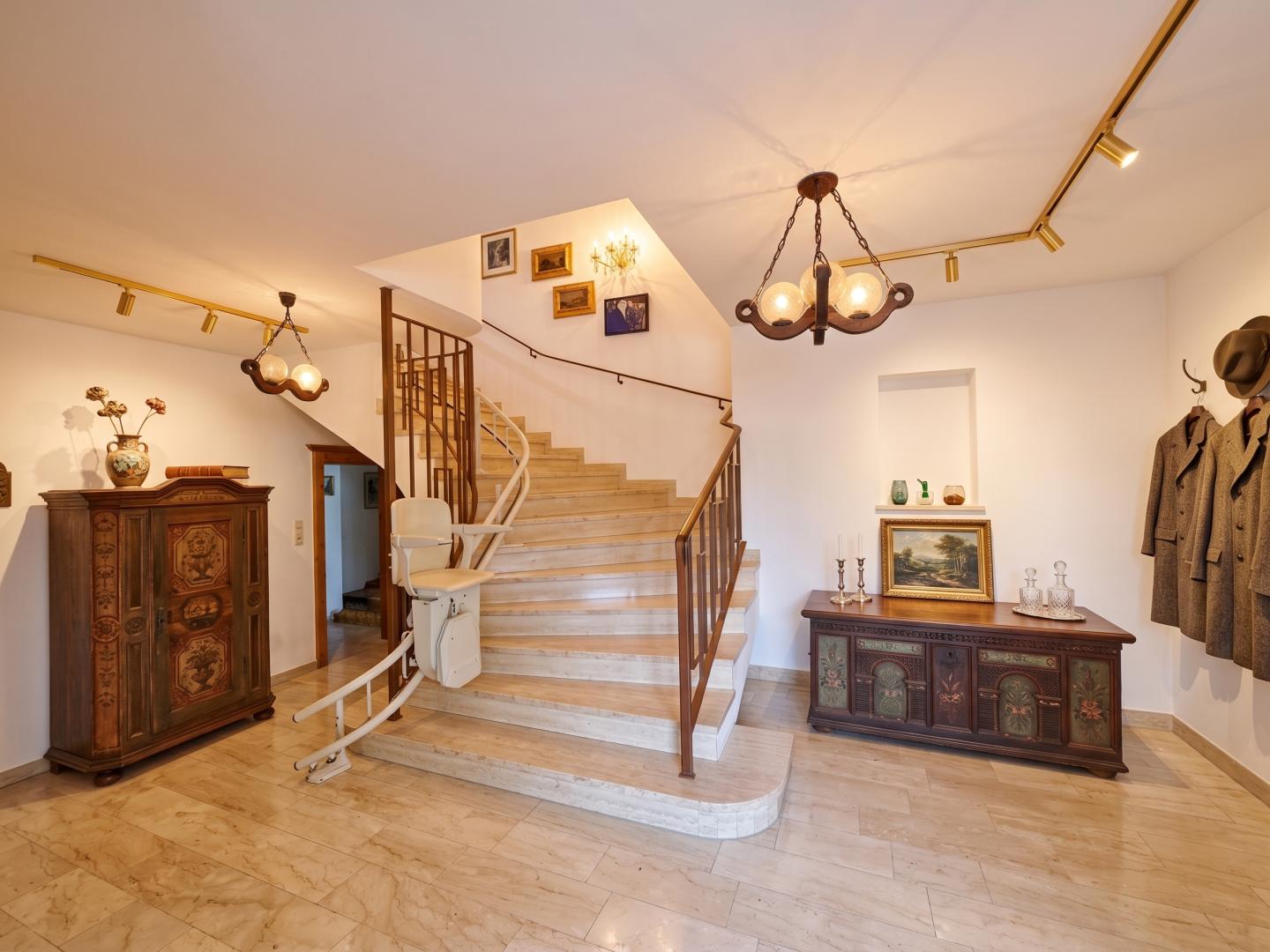 Dornröschenschlaf in Geidorf: großzügiges Haus mit Hallenbad, 1.768 m² Grund, Bestlage. Bestand sanieren, neu bauen oder teilen