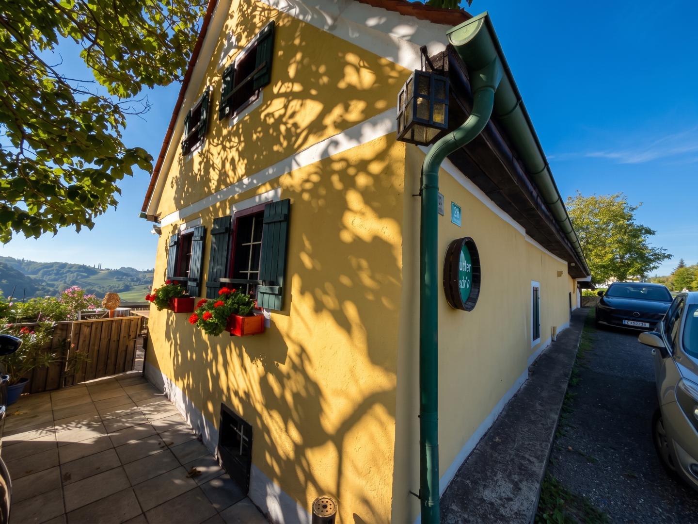 Erste Reihe an der Weinstraße: Winzerhaus plus Baugrund – Es gibt Orte, die man nicht kauft. Man übernimmt sie.