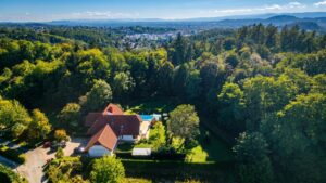 Landhausvilla mit Pool am Leechwald, optional mit Baugrund – Stadtnah wie am Land wohnen.