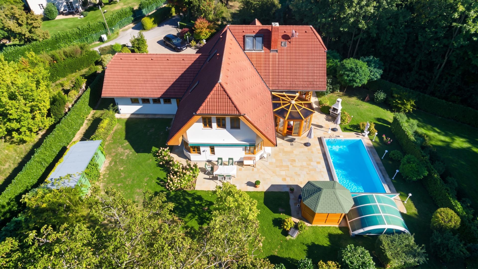 Landhausvilla mit Pool am Leechwald, optional mit Baugrund – Stadtnah wie am Land wohnen.