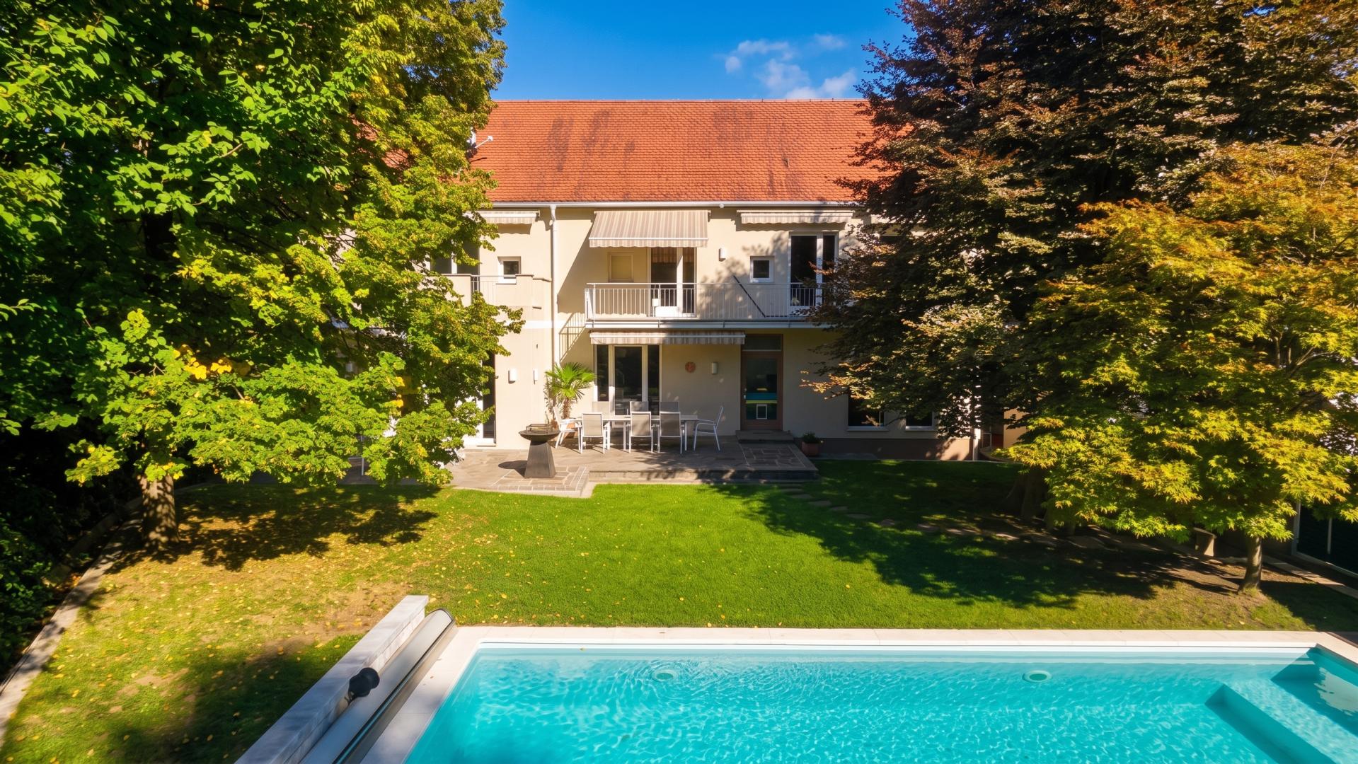 Von keiner Seite einsehbar: Villa in Graz-Ries mit beheiztem Ganzjahrespool, Sommerhaus und Einliegerwohnung — 360 m² auf 1.730 m² altem Baumbestand