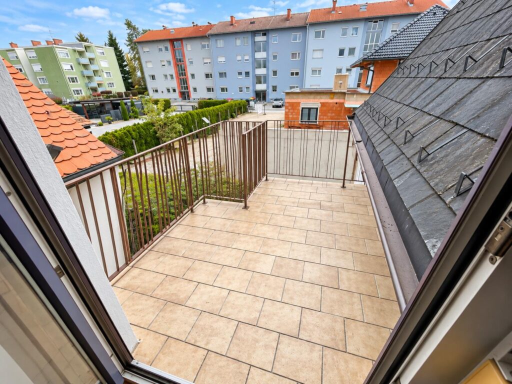 Heller Balkonblick über den Innenhof – Einfamilienhaus, 8401 Kalsdorf bei Graz