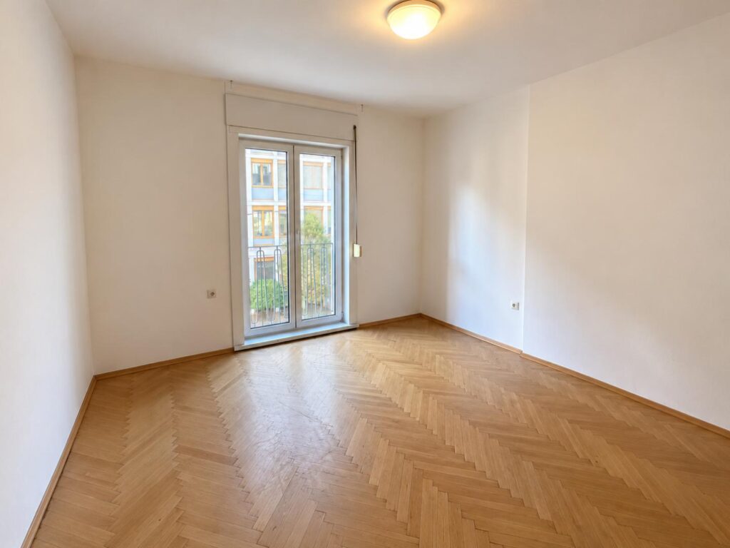 Helles leeres Zimmer mit Balkonfenster – Wohnung, 8020 Graz