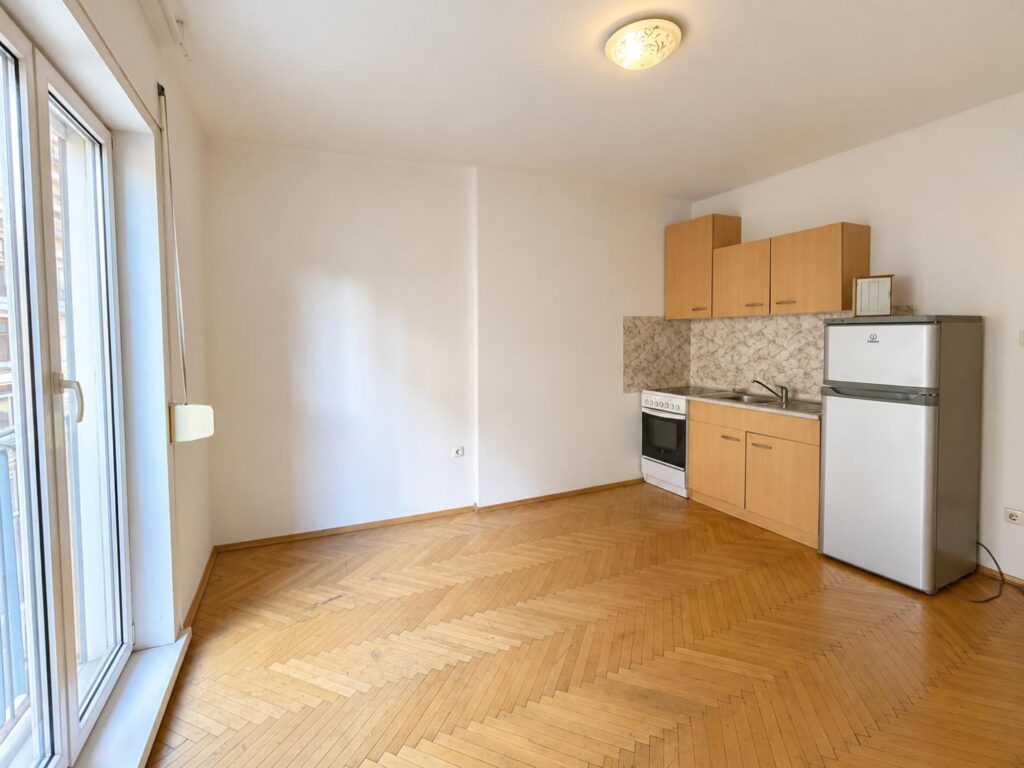 Helles leeres Studio mit Miniküche – Wohnung, 8020 Graz