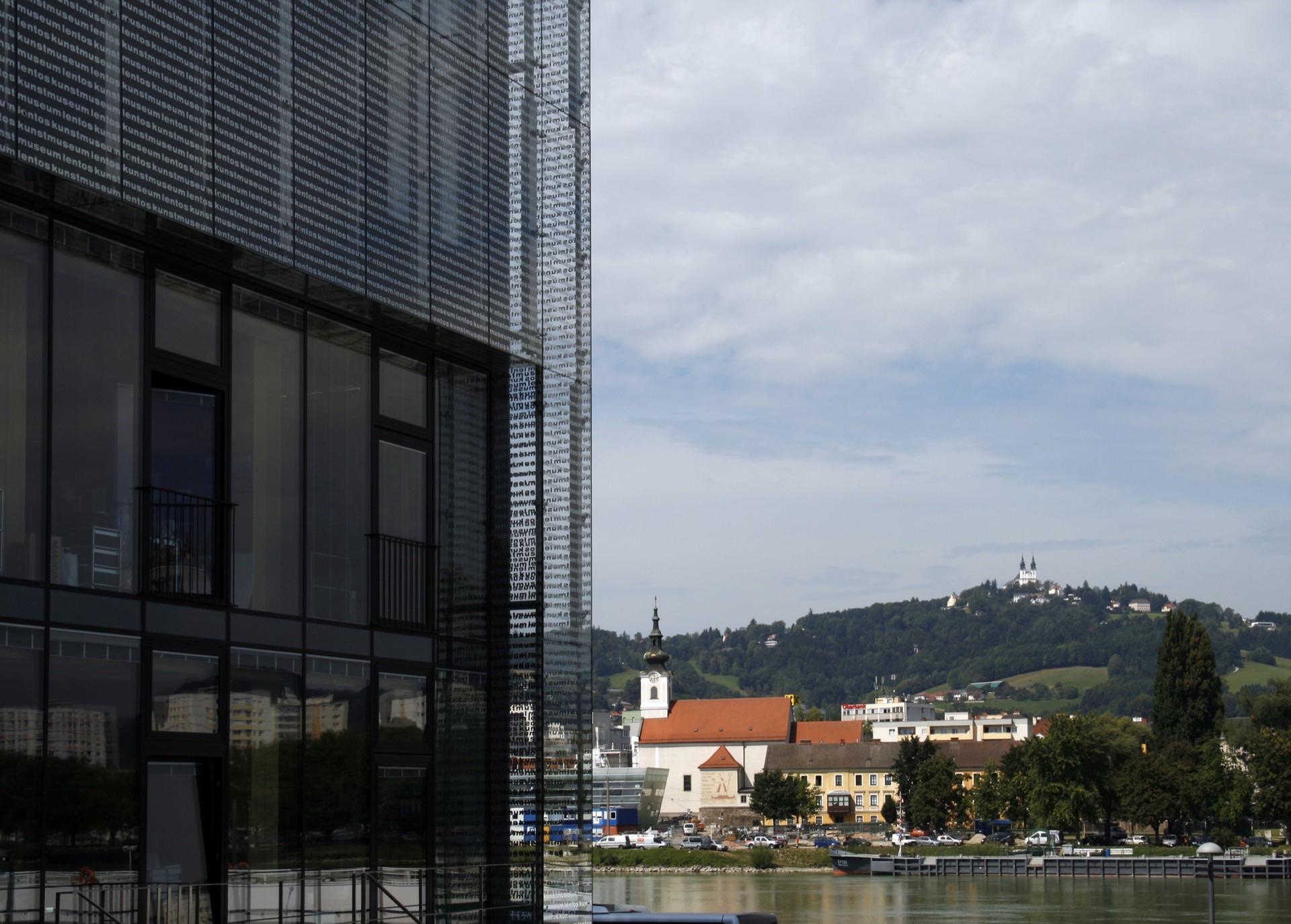 Lentos Kunstmuseum am Donauufer in Linz