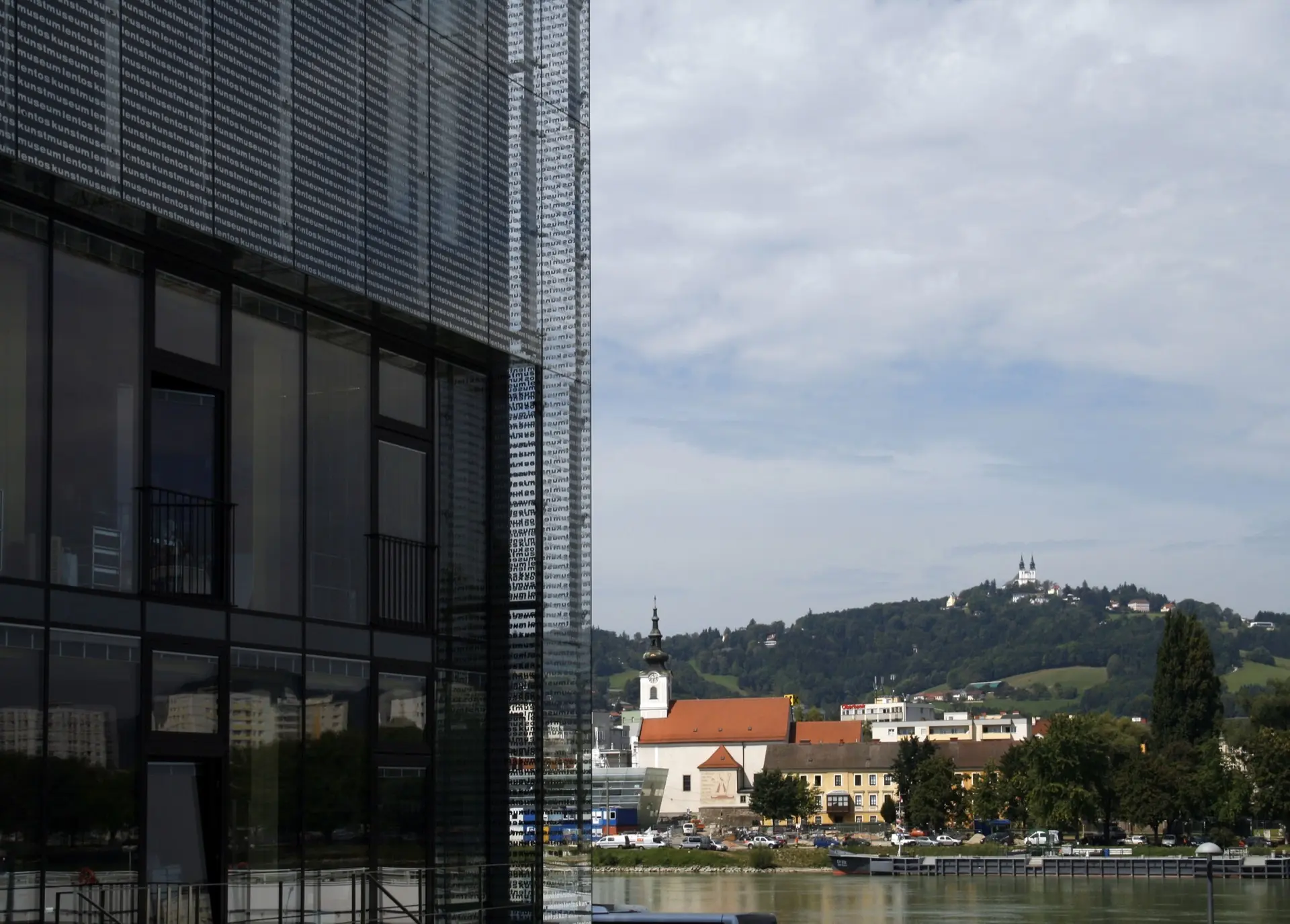 Lentos Kunstmuseum am Donauufer in Linz