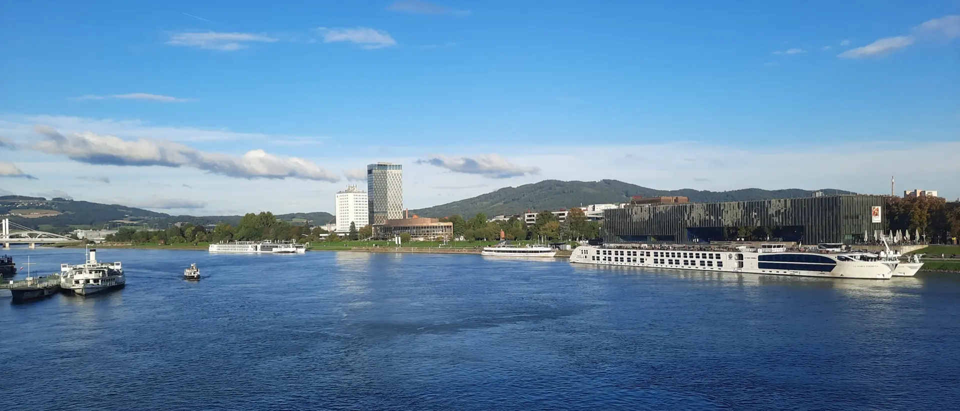 Panorama von Linz mit Donau und Pöstlingberg