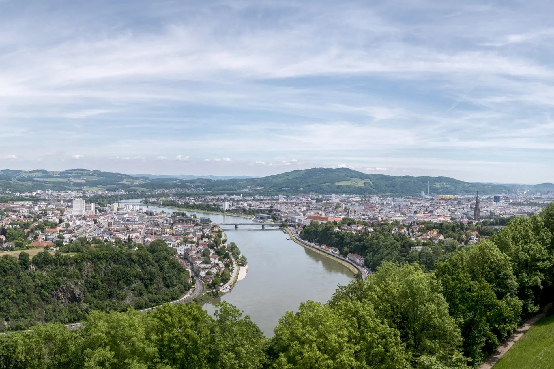 Blick über Linz an der Donau im Sommer