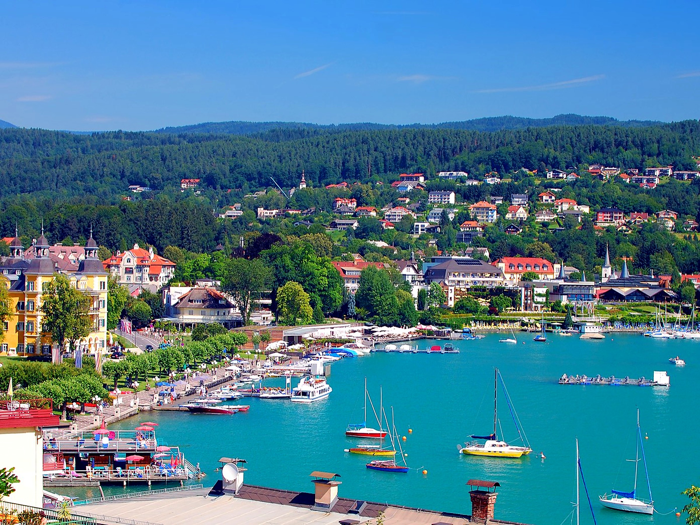 Wörthersee im Sommer — Ufer mit Booten und Badeplätzen nahe Reifnitz